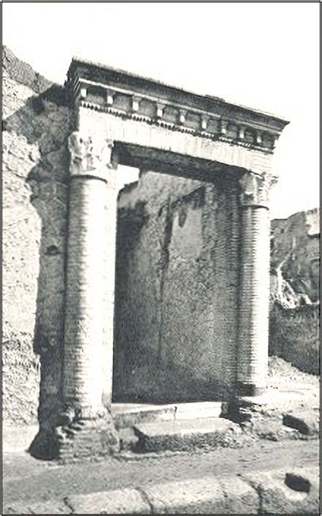 V.35 Herculaneum. Undated postcard entitled “Portale a colonne”.
Looking towards entrance doorway. Photo courtesy of Peter Woods.